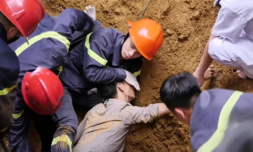 Video: 200 cảnh sát tìm 3 người tử vong do sạt lở đất đá ở Lào Cai