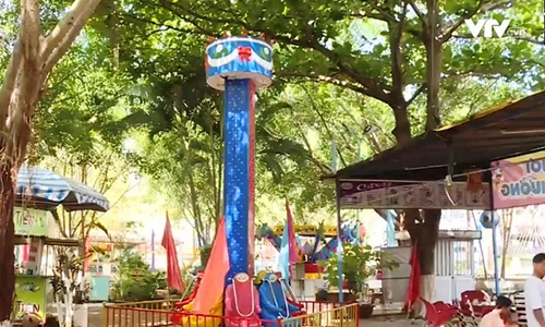 Video: Đứt cáp trò chơi mạo hiểm, 2 cháu bé rớt từ độ cao 5m ngất lịm