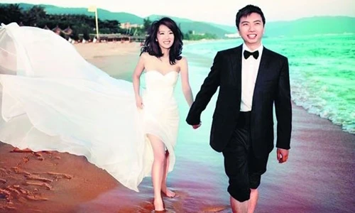 Mỹ nữ lấy tỷ phú: Người khoe khoang tài sản, kẻ ăn mặc "xuề xòa"