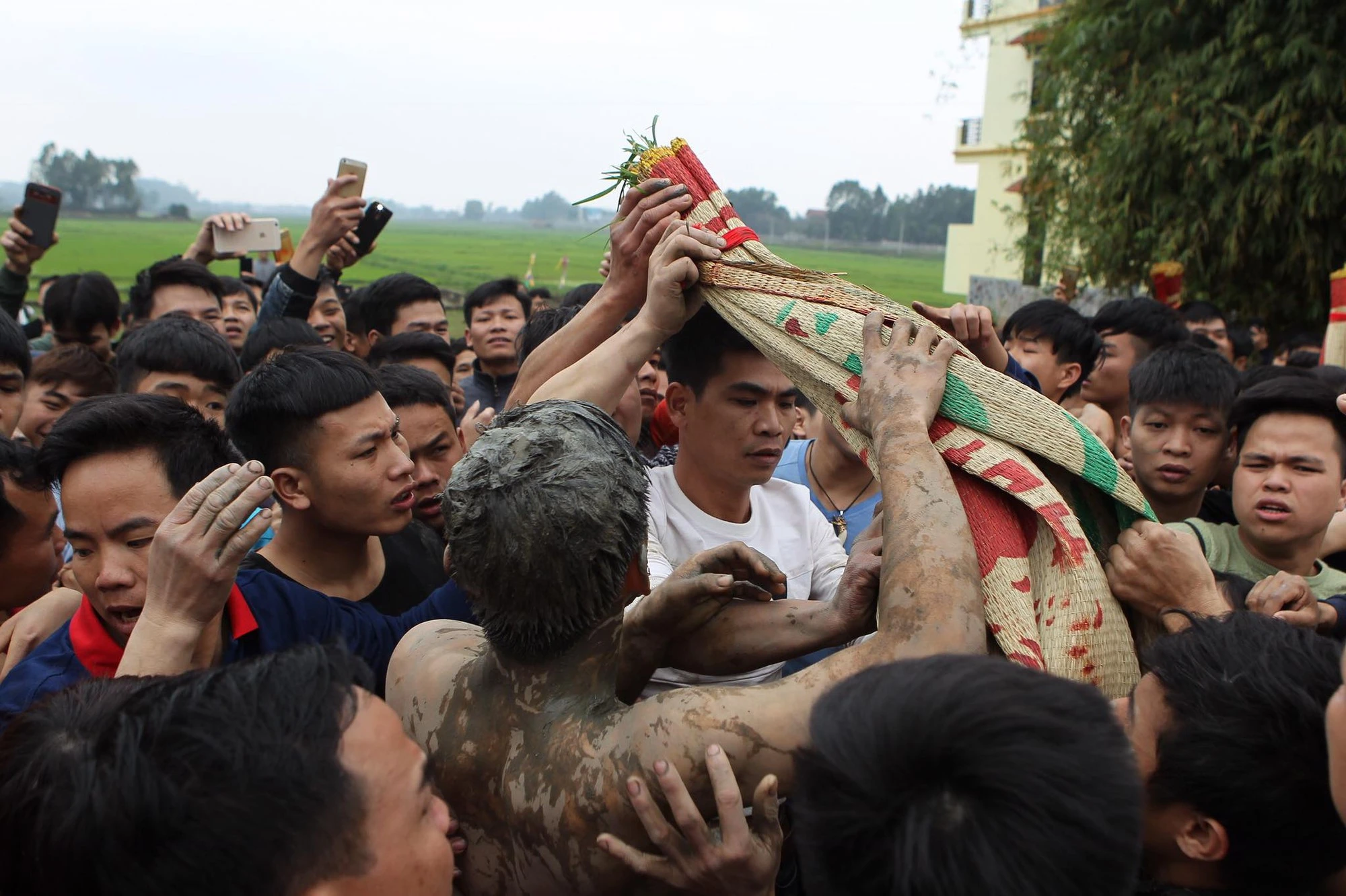 Video: Hàng trăm trai tráng giẫm đạp cướp bông để cầu sinh quý tử