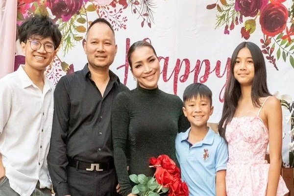 Ca sĩ Hồng Ngọc khéo cân bằng giữa gia đình và sự nghiệp ở tuổi U50