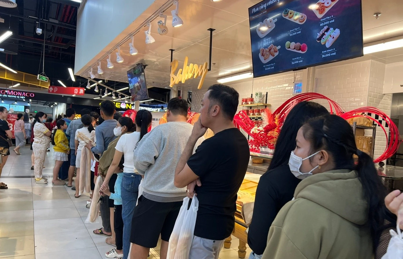 ‘Biển người’ xếp hàng dài chờ ăn uống, mua sắm dịp nghỉ Tết Dương lịch