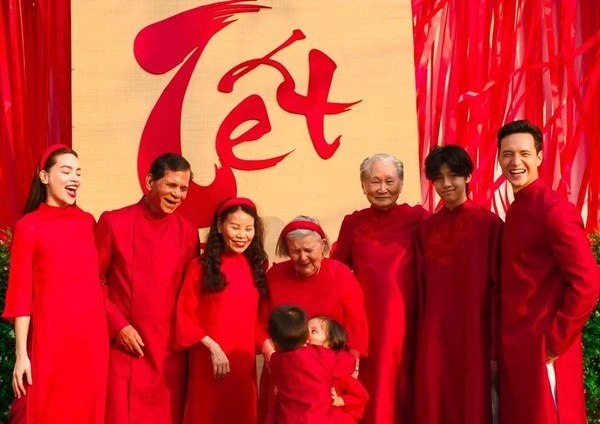 Khoảnh khắc đón Tết ấm áp của gia đình Hồ Ngọc Hà và Kim Lý