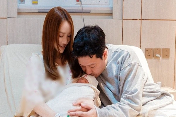 Trường Giang - Nhã Phương đón con thứ ba chào đời