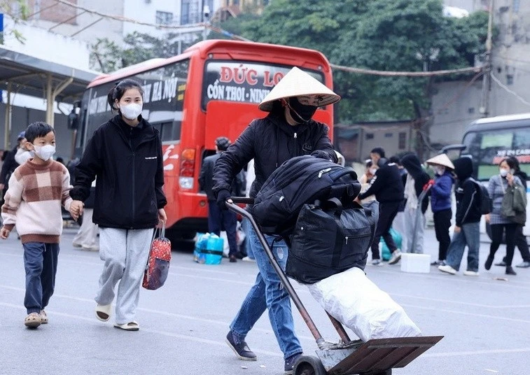 Người dân ùn ùn trở lại Thủ đô sau kỳ nghỉ Tết Dương lịch