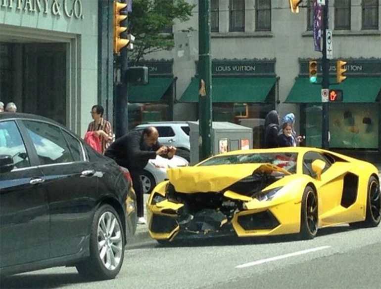 Lamborghini Aventador 25 tỷ nát bét đầu vì tông Chevrolet Cobalt