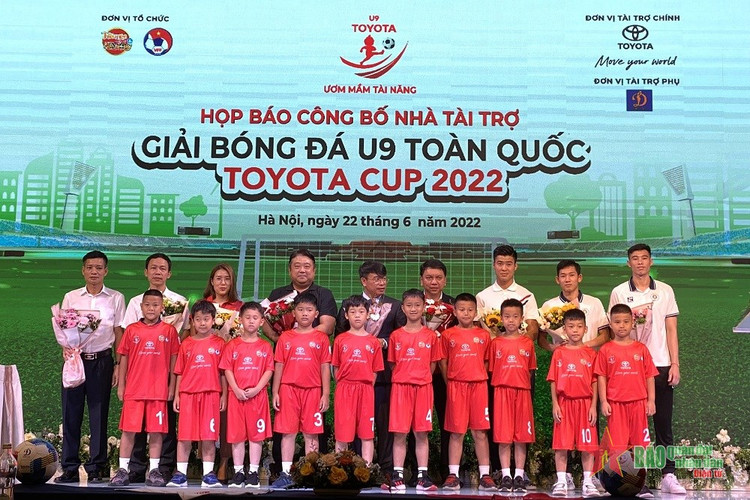 Nhà tài trợ tặng áo đấu cho đại diện các cầu thủ tham dự giải. Nhà tài trợ tặng áo đấu cho đại diện các cầu thủ tham dự giải.