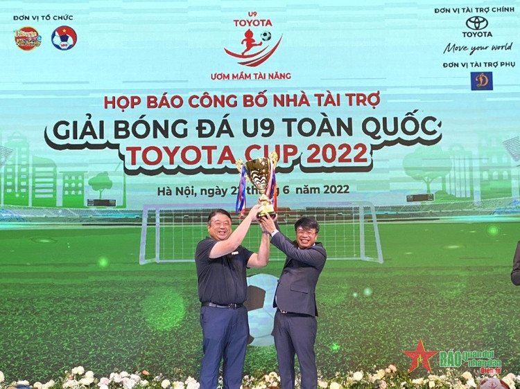 Nghi thức trao cúp vô địch cho Ban Tổ chức. Nghi thức trao cúp vô địch cho Ban Tổ chức.