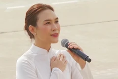 Mỹ Tâm diện áo dài hát ở Quảng trường Ba Đình trong đại lễ
