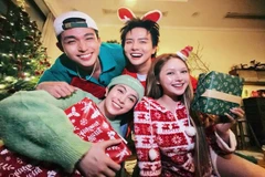 Ca sĩ Jun Phạm đón Giáng sinh bên hội bạn thân