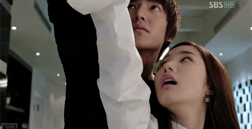 Trong City Hunter, Lee Min Ho vào vai thợ săn thành phố Lee Yoon Sung, người đã được huấn luyện thành một gián điệp kiêm sát thủ nhưng đội lốt thành tiến sĩ chuyên về máy tính làm việc tại Nhà Xanh. Anh đã có chuyện tình lãng mạn với nữ cảnh vệ Nhà Xanh Kim Na Na (Park Min Young thủ vai). Tuy nhiên khác với chuyện tình kết thúc có hậu của hai nhân vật trong phim, ngoài đời, mối tình của Lee Min Ho và Park Min Young lại nhanh chóng tan vỡ.