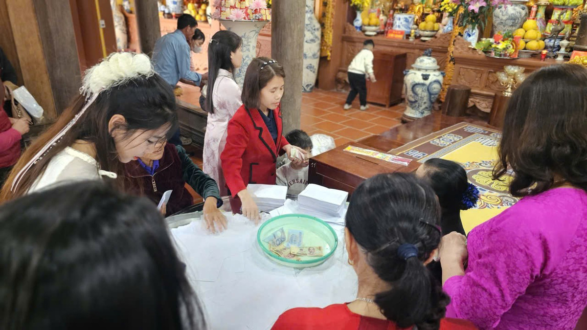 Cảnh rút quẻ thẻ tại chùa Tranh.