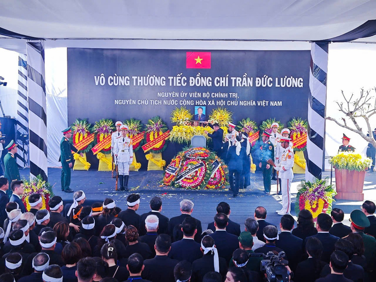 Sau nghi thức lấp mộ, các vị lãnh đạo, nguyên lãnh đạo Đảng, Nhà nước, gia đình, nhân dân đã dành một phút mặc niệm nguyên Chủ tịch nước. Trong tiếng nhạc trầm hùng, các đại biểu, nhân dân, người thân đã cúi đầu tưởng nhớ nguyên Chủ tịch nước.