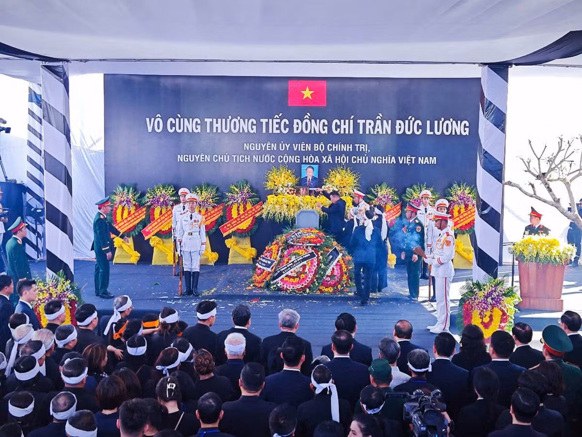 Sau nghi thức lấp mộ, các vị lãnh đạo, nguyên lãnh đạo Đảng, Nhà nước, gia đình, nhân dân đã dành một phút mặc niệm nguyên Chủ tịch nước. Trong tiếng nhạc trầm hùng, các đại biểu, nhân dân, người thân đã cúi đầu tưởng nhớ nguyên Chủ tịch nước.