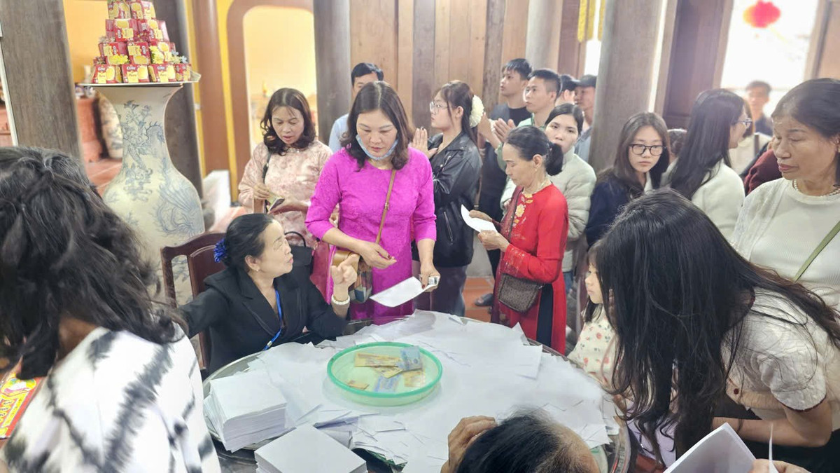 Du khách khi rút quẻ thẻ thường bỏ 10.000 đồng, 20.000 đồng vào khay.