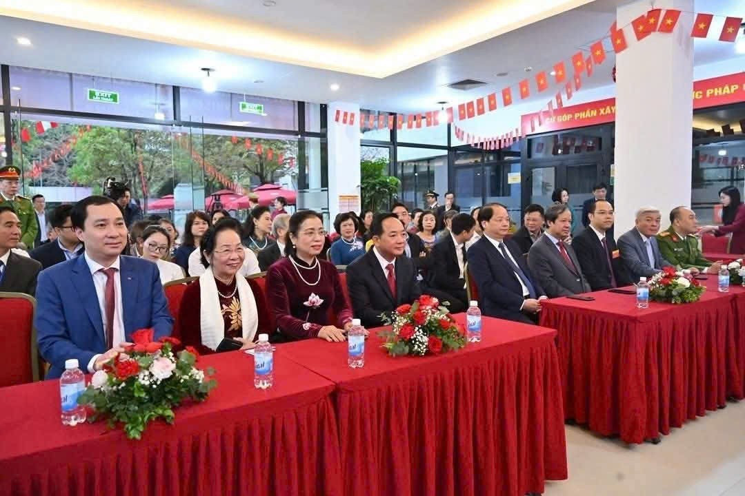 Các cử tri tại khu vực bỏ phiếu số 16 Khu đô thị Vinhomes Greenbay Mễ Trì