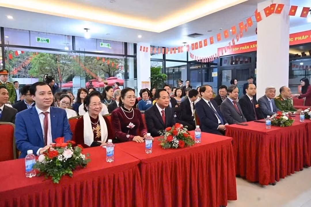 Các cử tri tại khu vực bỏ phiếu số 16 Khu đô thị Vinhomes Greenbay Mễ Trì