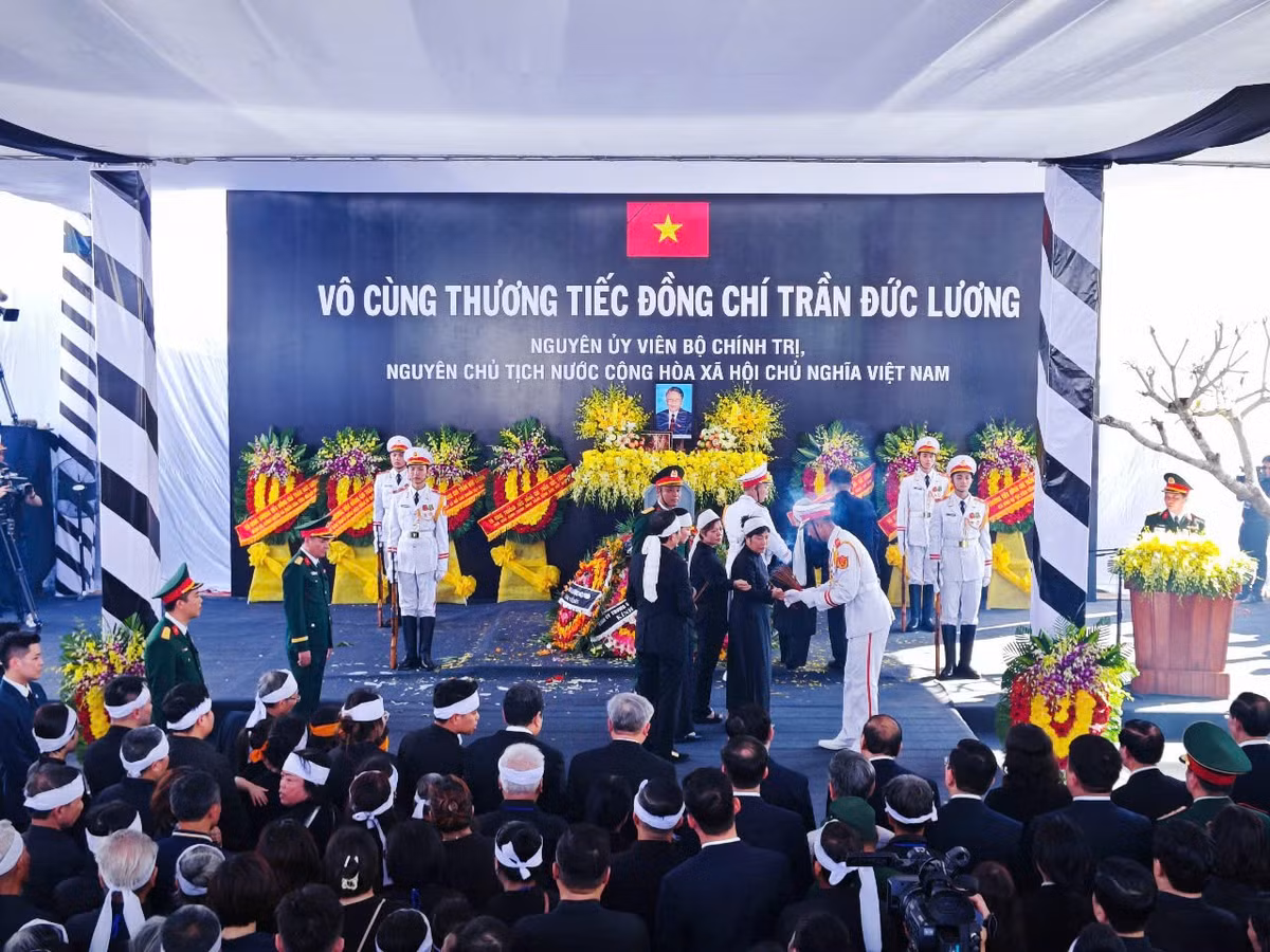 Gia đình nguyên Chủ tịch nước thắp hương tiễn biệt.