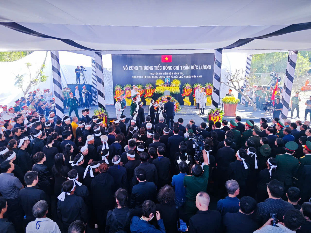 Người dân vào viếng nguyên Chủ tịch nước