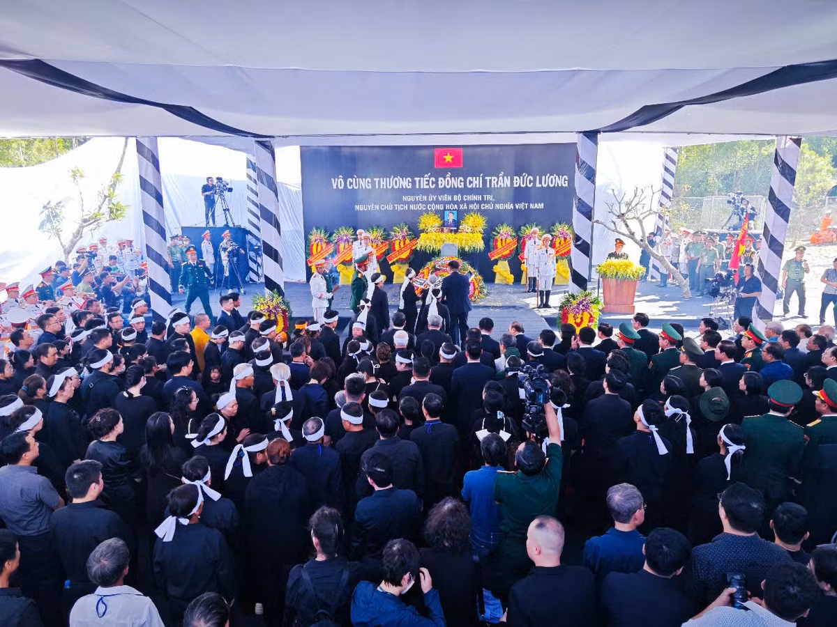 Người dân vào viếng nguyên Chủ tịch nước