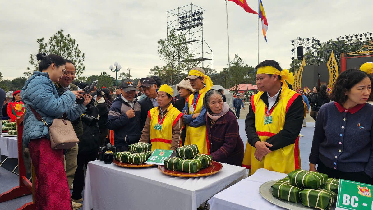 Hội thi thu hút đông đảo người dân du khách.