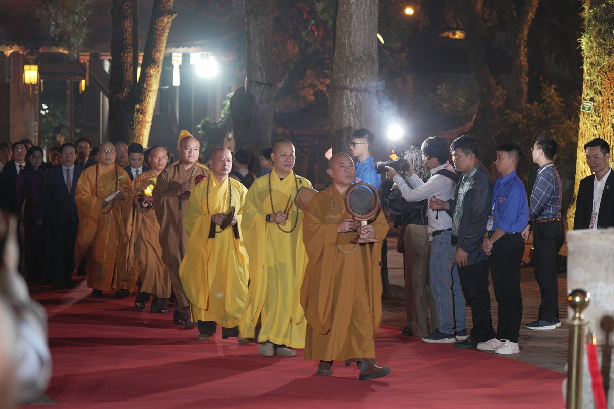 Các đại biểu, nhân dân và du khách thập phương đã thành kính dâng hương tưởng niệm 692 năm Ngày viên tịch của Đệ tam tổ Thiền phái Trúc Lâm Huyền Quang tôn giả.