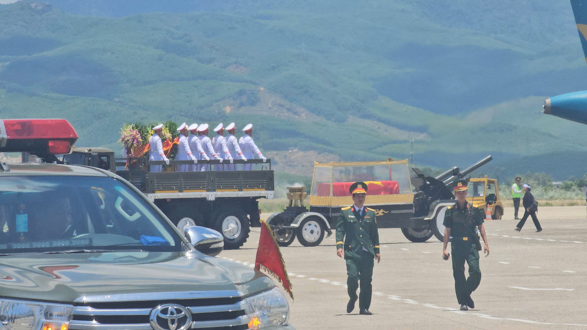 Linh xa chở linh cữu nguyên Chủ tịch nước Trần Đức Lương