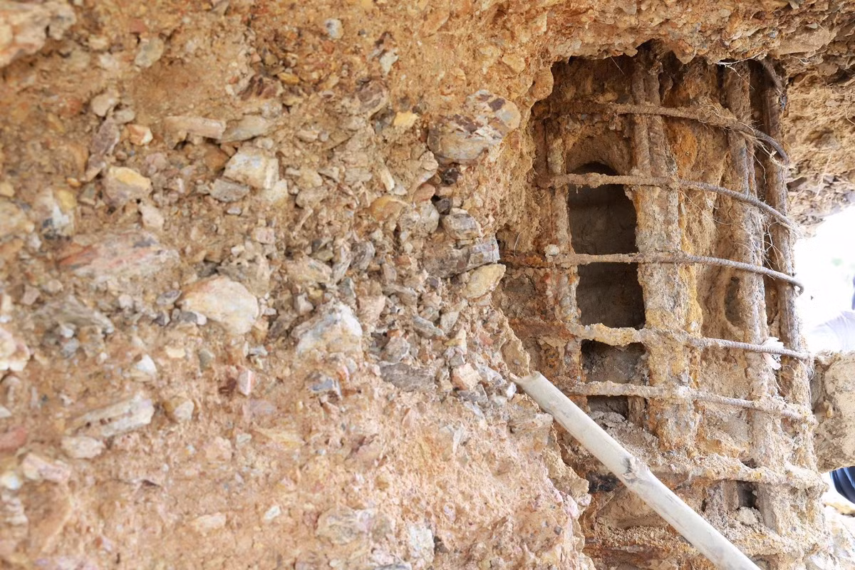 Phần cốt thép rỉ sét lộ ra, mất hoàn toàn lớp bê tông bảo vệ