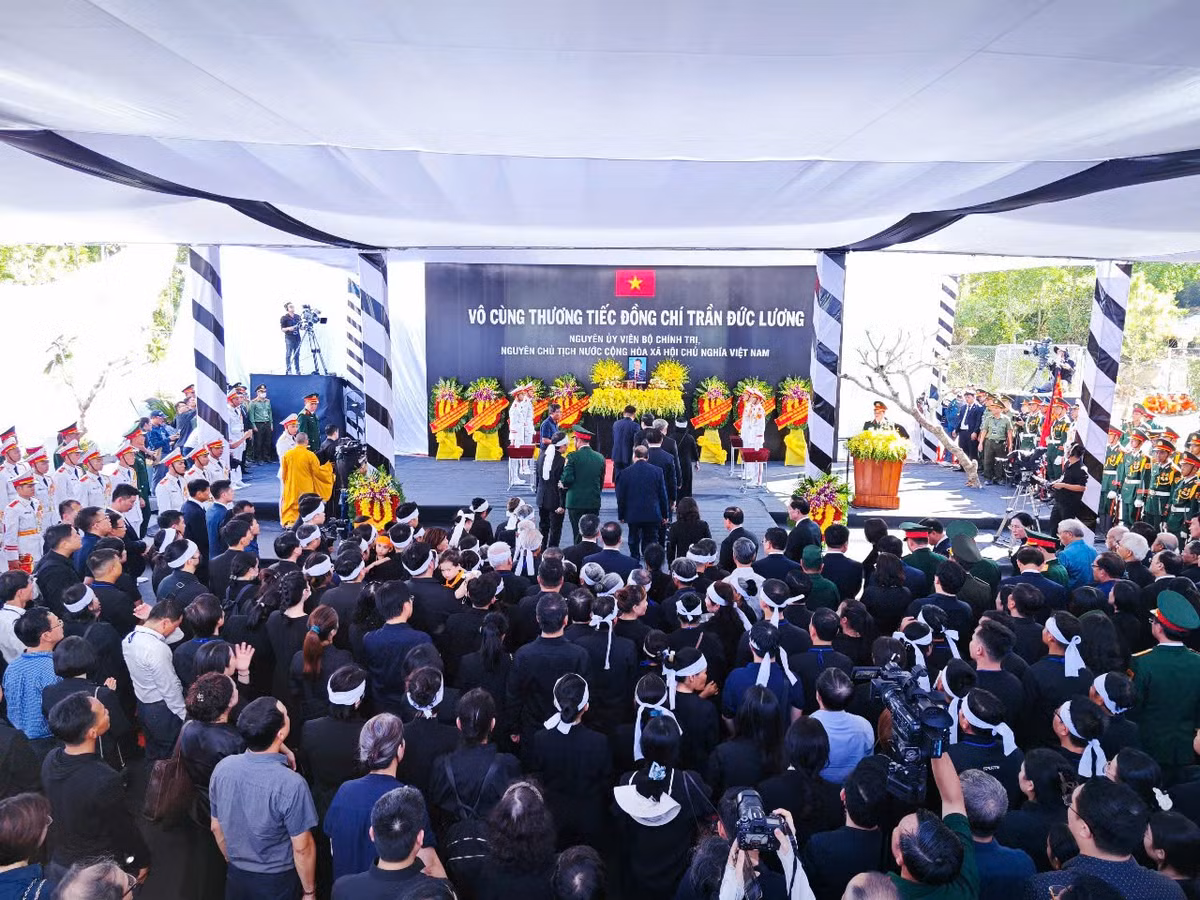 Tại Nhà tang lễ Quốc gia, lễ truy điệu nguyên Chủ tịch nước đã diễn ra trong không khí trang nghiêm, xúc động với sự tham dự của các đồng chí lãnh đạo, nguyên lãnh đạo Đảng, Nhà nước, Quốc hội, Chính phủ, Mặt trận Tổ quốc Việt Nam và đông đảo nhân dân. Sau lễ truy điệu, linh cữu nguyên Chủ tịch nước Trần Đức Lương được đưa từ sân bay Nội Bài về miền Trung để thực hiện nguyện vọng trở về an nghỉ tại quê hương Quảng Ngãi.