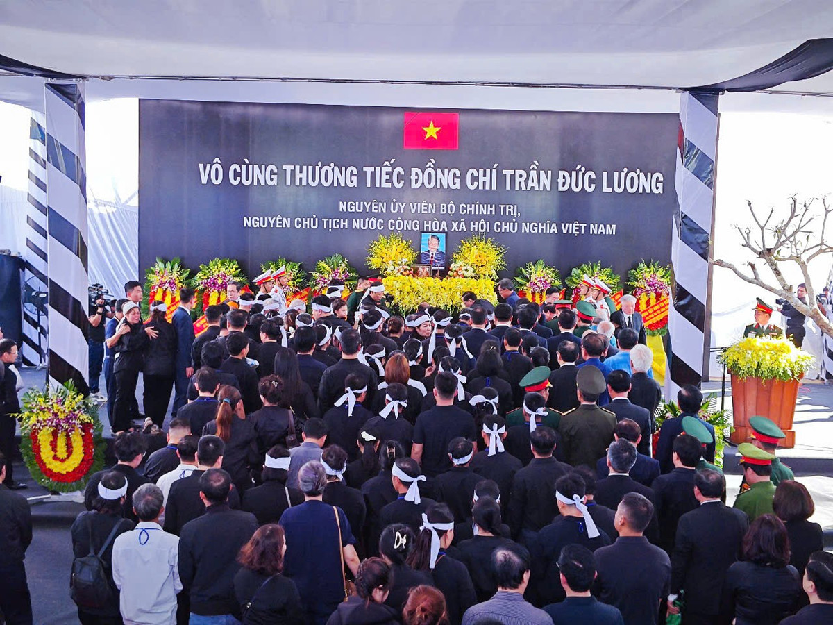 Trong sáng 25/5, lễ truy điệu nguyên Ủy viên Bộ Chính trị, nguyên Chủ tịch nước Trần Đức Lương đã diễn ra đồng thời tại Nhà tang lễ Quốc gia (số 5 Trần Thánh Tông, Hà Nội) và tại Hội trường T50 Bộ Chỉ huy Quân sự tỉnh Quảng Ngãi.