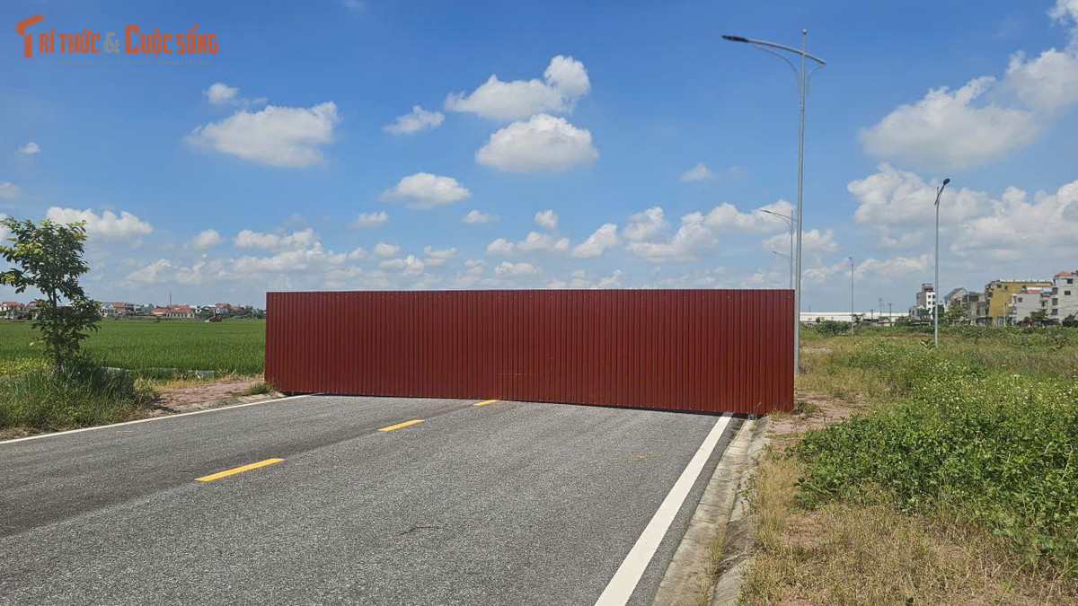 Chính quyền địa phương đã tiến hành rào đường để đảm bảo an toàn giao thông.