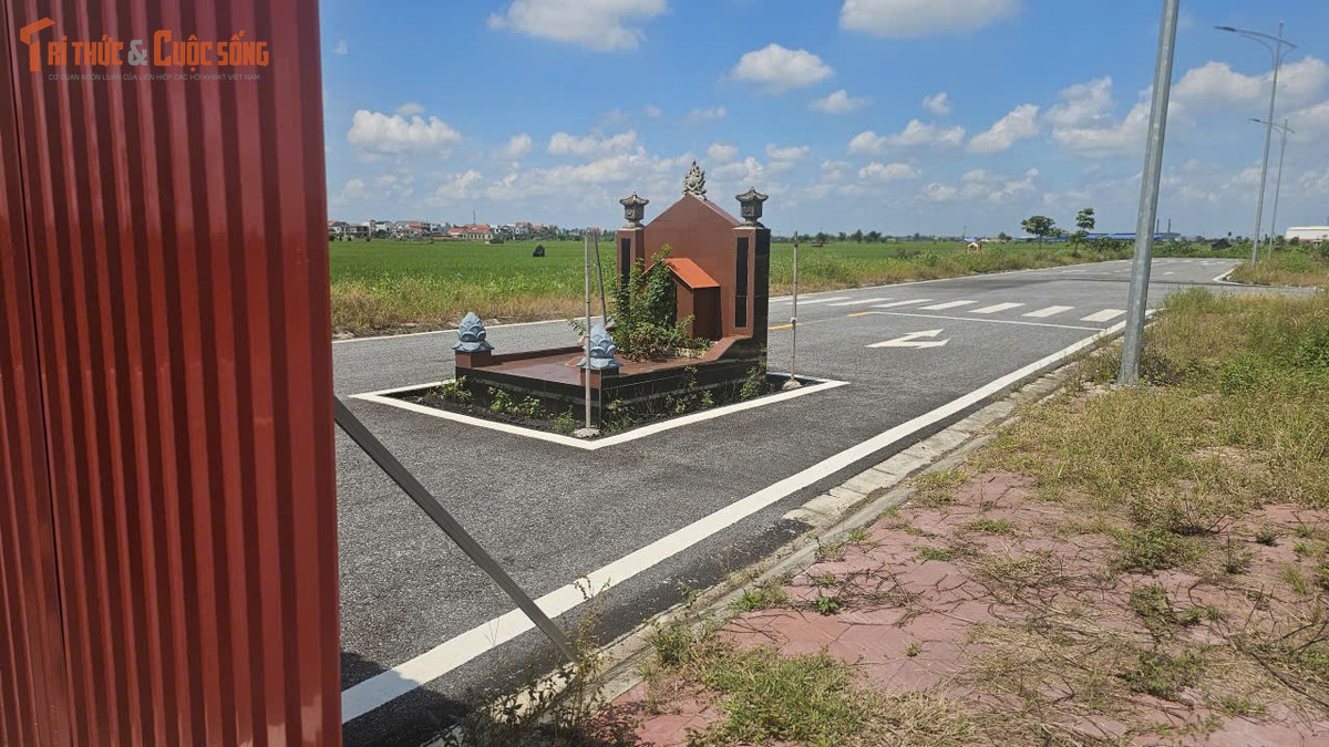 Ông Lê Anh Quân cũng yêu cầu tăng cường vận động, tuyên truyền tạo sự đồng thuận cao của người dân để khẩn trương hoàn thành giải phóng mặt bằng đối với phần diện tích đất có 5 ngôi mộ trong phạm vi dự án, sớm hoàn thành toàn bộ dự án để khai thác sử dụng.