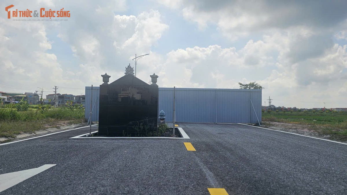 Mới đây, Phó Chủ tịch Thường trực UBND thành phố Hải Phòng Lê Anh Quân đã có ý kiến, giao UBND xã Hà Tây chỉ đạo việc dừng lưu thông tại khu vực ngôi mộ án ngữ trên tuyến đường, đồng thời thường xuyên kiểm tra, giám sát để bảo đảm an toàn giao thông trong khu vực cho đến khi hạ tầng giao thông của dự án được đầu tư xây dựng đồng bộ.