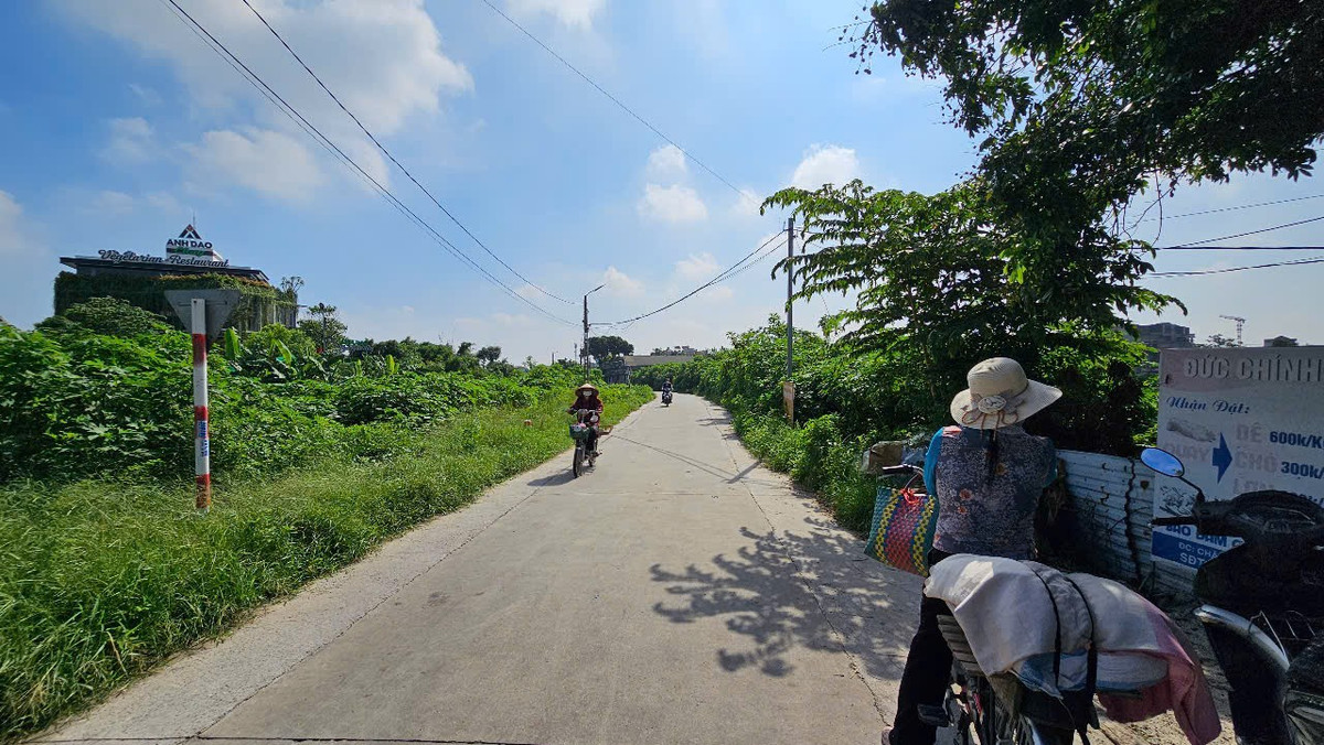 Đáng chú ý, tối 16/7/2024, Thủy nghi ngờ Kh lấy trộm tiền của My và bản thân (tổng 11,5 triệu đồng) nên ép nạn nhân cởi hết quần áo, đứng ngoài sân trọ và dùng tuýp sắt đánh liên tiếp. Khi Kh nói để tiền ở quán, Thủy quấn khăn tắm cho Kh rồi đưa đến quán, nhưng nạn nhân vẫn không giao tiền nên tiếp tục bị đánh đập.