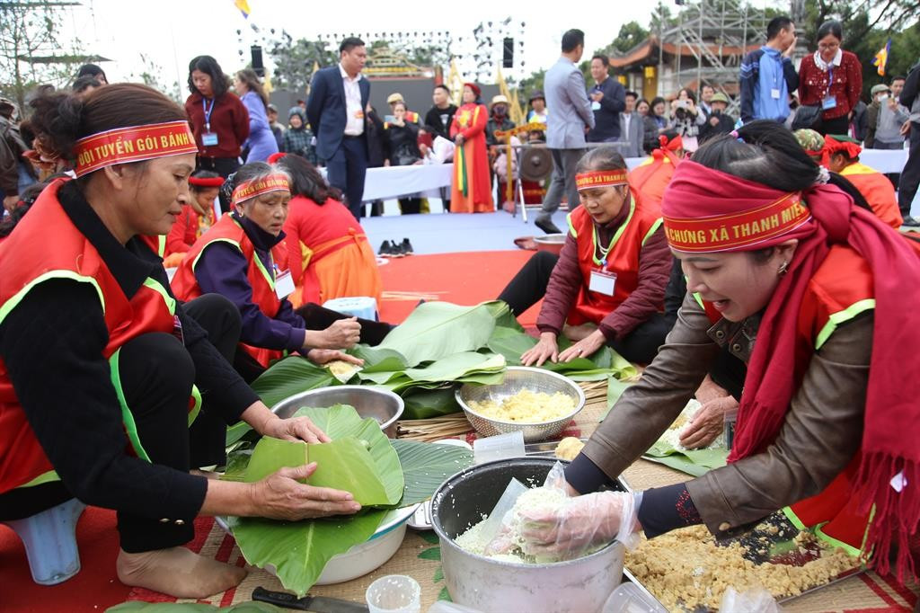 Theo quy định, trong thời gian 15 phút, mỗi đội gói 10 chiếc bánh, gồm 5 chiếc bánh mặn (nhân đỗ xanh + thịt lợn, ký hiệu bằng 6 lạt buộc) và 5 chiếc bánh chay (nhân đỗ xanh, ký hiệu bằng 4 lạt buộc).