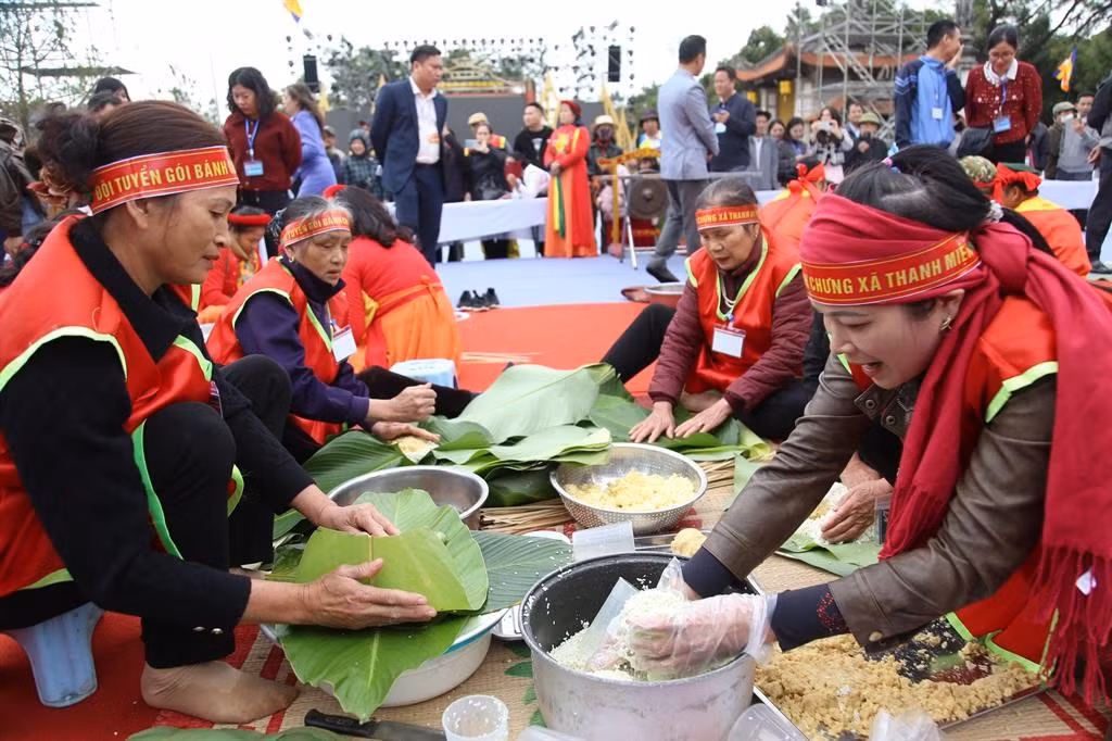 Theo quy định, trong thời gian 15 phút, mỗi đội gói 10 chiếc bánh, gồm 5 chiếc bánh mặn (nhân đỗ xanh + thịt lợn, ký hiệu bằng 6 lạt buộc) và 5 chiếc bánh chay (nhân đỗ xanh, ký hiệu bằng 4 lạt buộc).