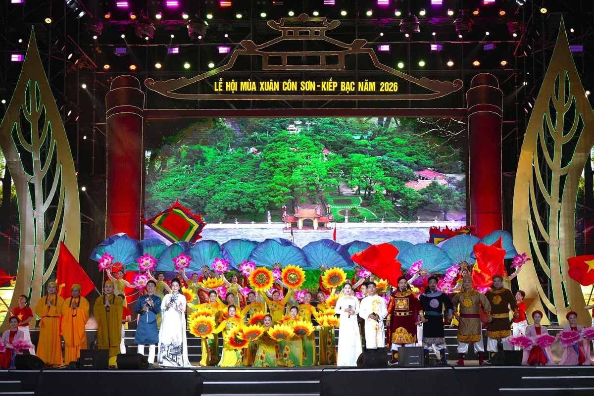 Chương trình do các nghệ sĩ Nhà hát Chèo Xứ Đông biểu diễn, tái hiện những dấu ấn lịch sử - văn hóa của vùng đất Côn Sơn - Kiếp Bạc, nơi gắn liền với các anh hùng dân tộc và danh nhân văn hóa như Hưng Đạo Đại Vương Trần Quốc Tuấn, danh nhân văn hóa thế giới Nguyễn Trãi và các vị tổ Thiền phái Trúc Lâm.