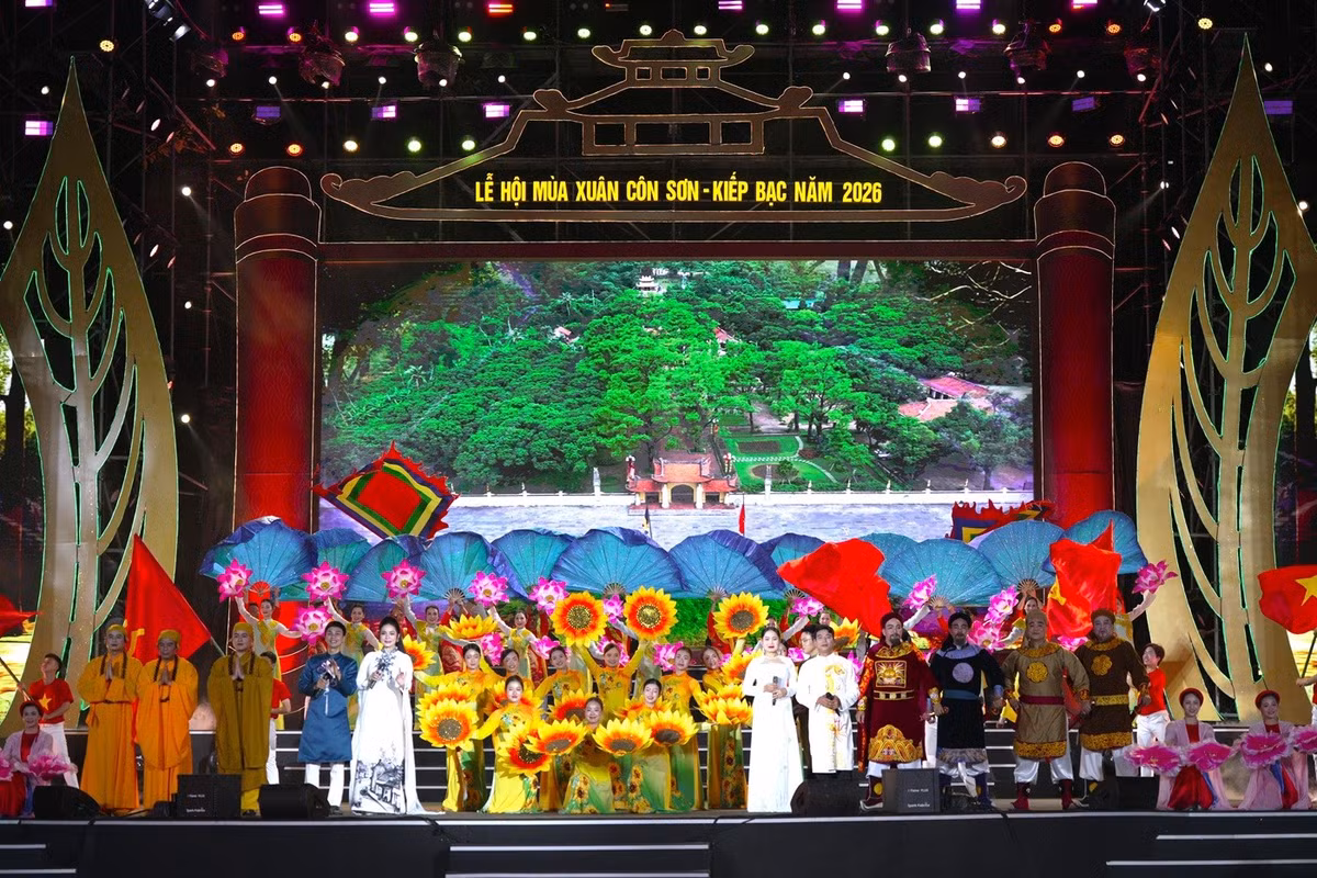 Chương trình do các nghệ sĩ Nhà hát Chèo Xứ Đông biểu diễn, tái hiện những dấu ấn lịch sử - văn hóa của vùng đất Côn Sơn - Kiếp Bạc, nơi gắn liền với các anh hùng dân tộc và danh nhân văn hóa như Hưng Đạo Đại Vương Trần Quốc Tuấn, danh nhân văn hóa thế giới Nguyễn Trãi và các vị tổ Thiền phái Trúc Lâm.