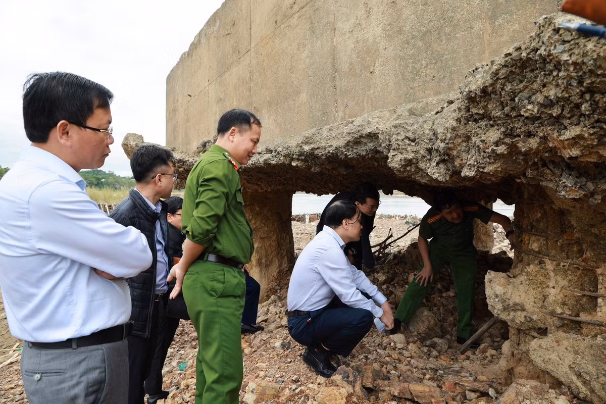 Lực lượng chức năng kiểm tra trụ cầu sông Lô