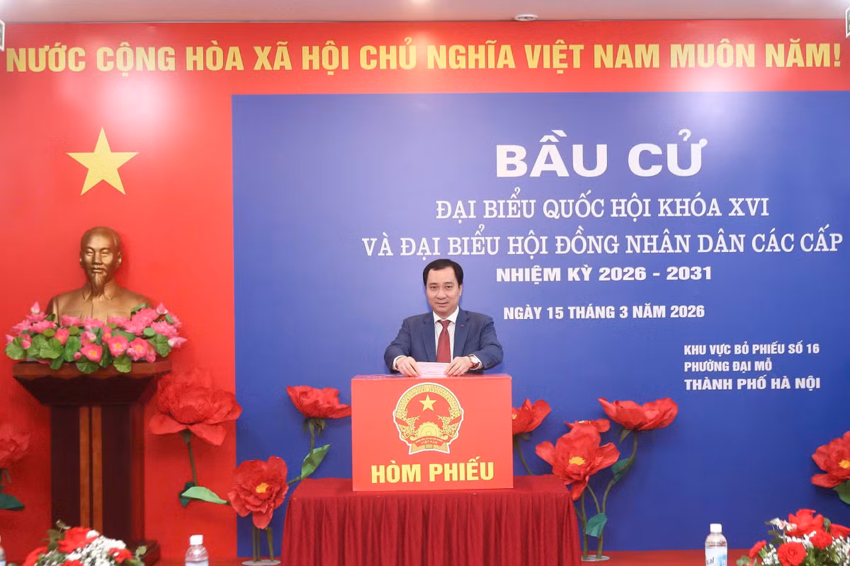 Ông Vũ Văn Tiến - Ủy viên Đoàn Chủ tịch TƯ MTTQ Việt Nam, Trưởng ban Tuyên giáo và Dân vận Đảng ủy Cơ quan UBTƯ MTTQ Việt Nam thực hiện quyền bầu cử tại Tổ bầu cử số 16, phường Đại Mỗ (Hà Nội).