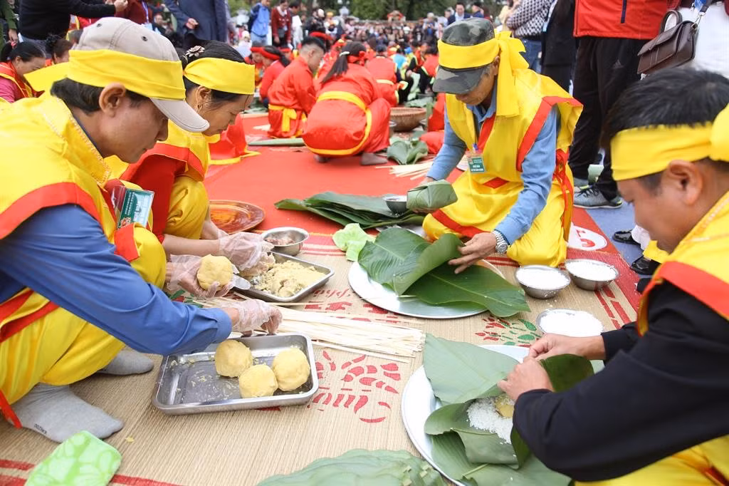 Trong phần thi gói bánh chưng, mỗi đội có 5 nghệ nhân là người địa phương, mặc trang phục lễ hội truyền thống.