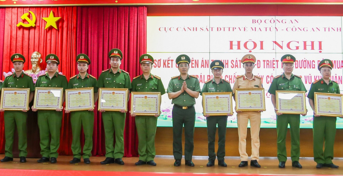 Đại tá Trần Văn Phúc, Giám đốc Công an tỉnh Quảng Ninh trao Bằng khen của Uỷ ban nhân dân tỉnh tặng các cá nhân thuộc Công an tỉnh đã có thành tích trong đấu tranh chuyên án. 3.jpg