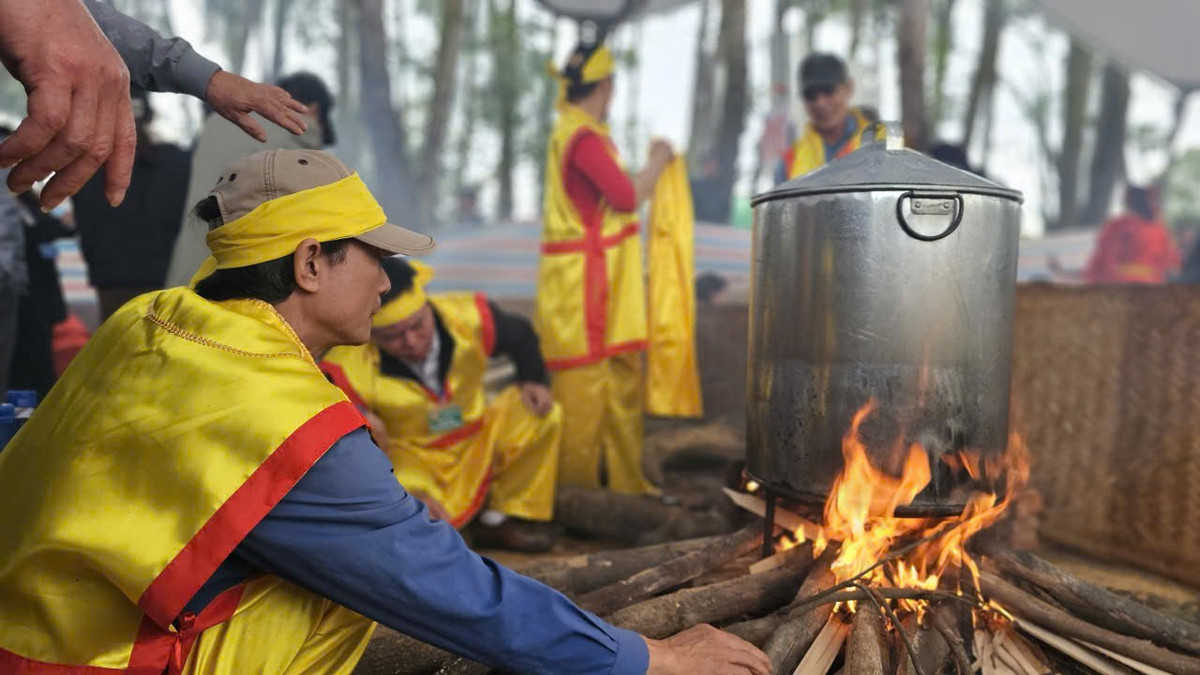 Các nghệ nhân phải liên tục cho củi vào bếp.