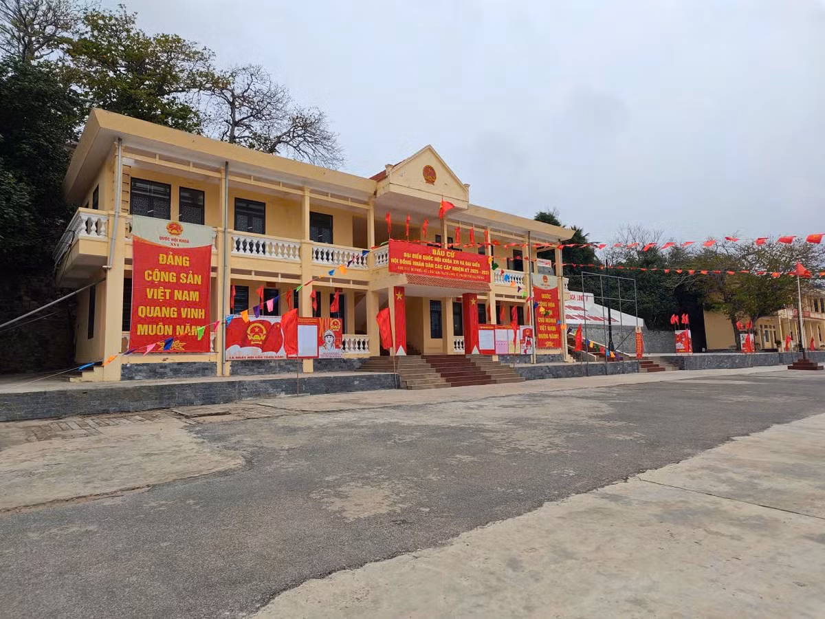 Bạch Long Vĩ rực rỡ cờ hoa.