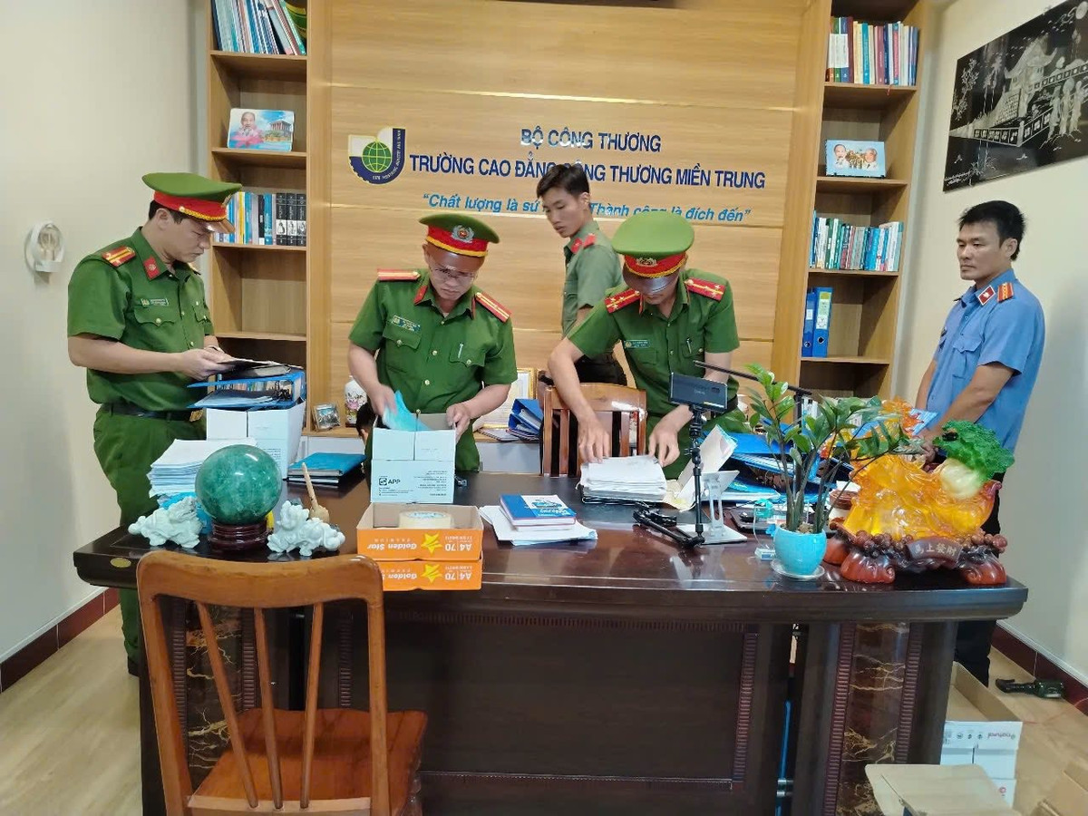 Khám xét nơi làm việc của Trần Kim Quyên. 44.jpg