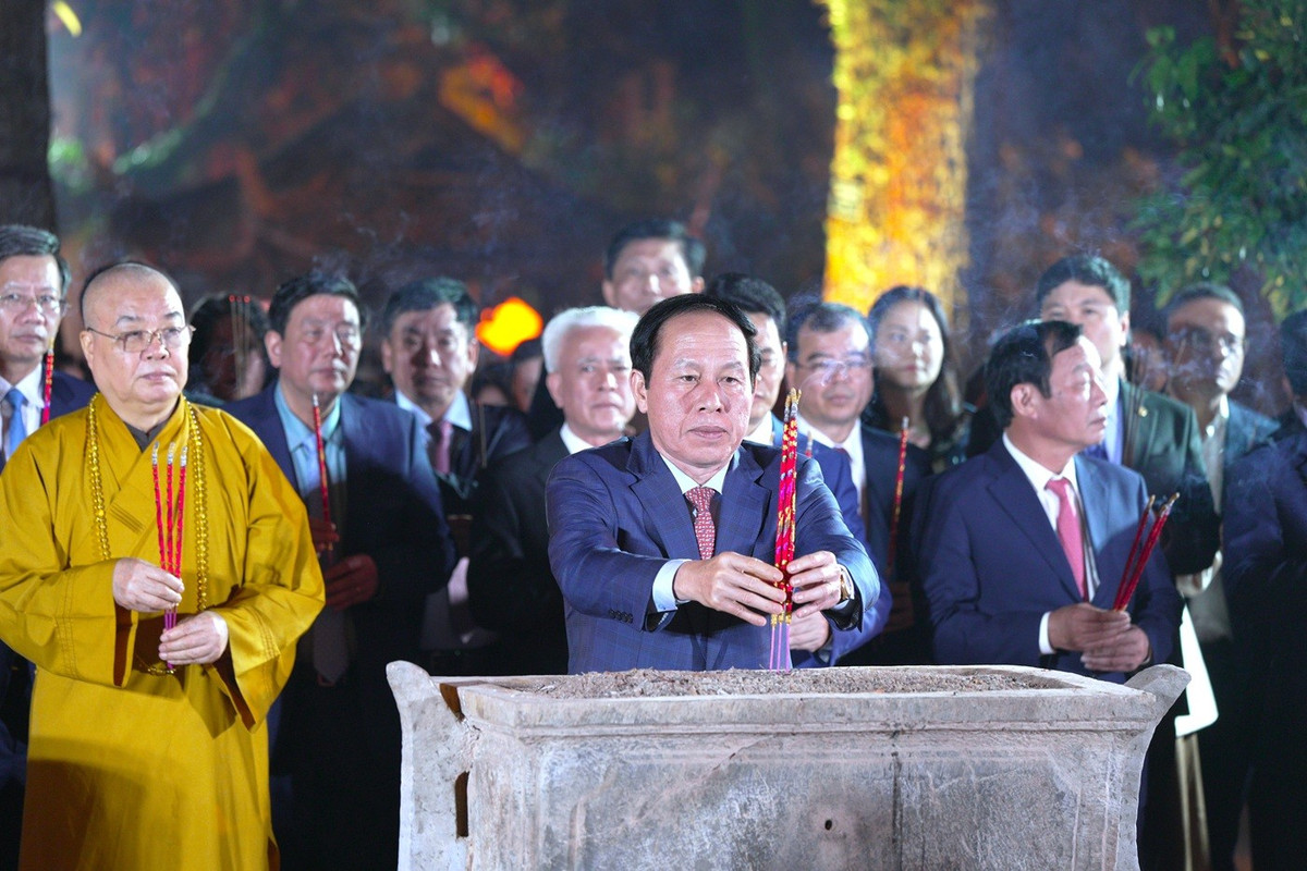 Ông Lê Tiến Châu, Bí thư Thành ủy Hải Phòng cùng các đại biểu dâng hương tưởng niệm 692 năm Ngày viên tịch của Đệ tam tổ Thiền phái Trúc Lâm Huyền Quang tôn giả.