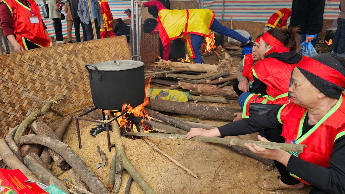 Một nghệ nhân cao tuổi tham gia phần thi