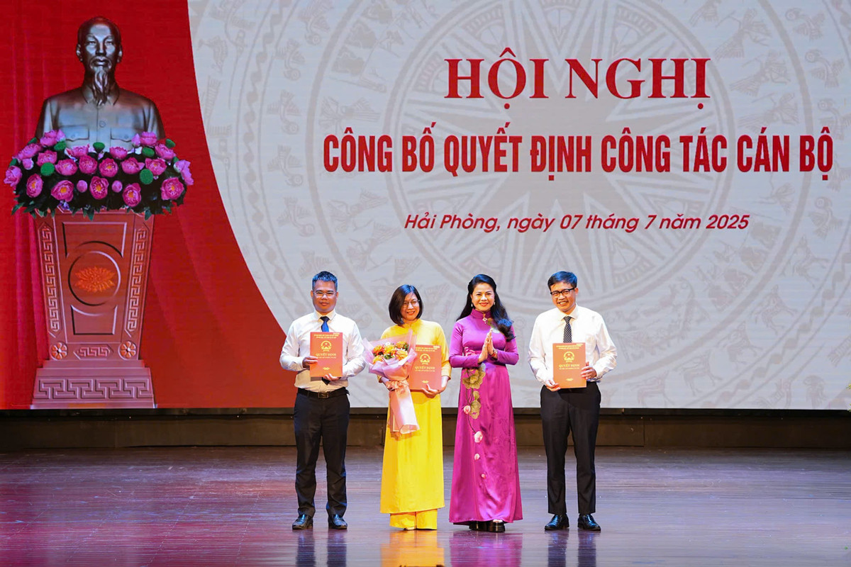 Lãnh đạo Sở Văn hoá, Thể thao và Du lịch TP Hải Phòng trao quyết định bổ nhiệm cán bộ Phòng Thông tin- Báo chí - Xuất bản 67777.jpg