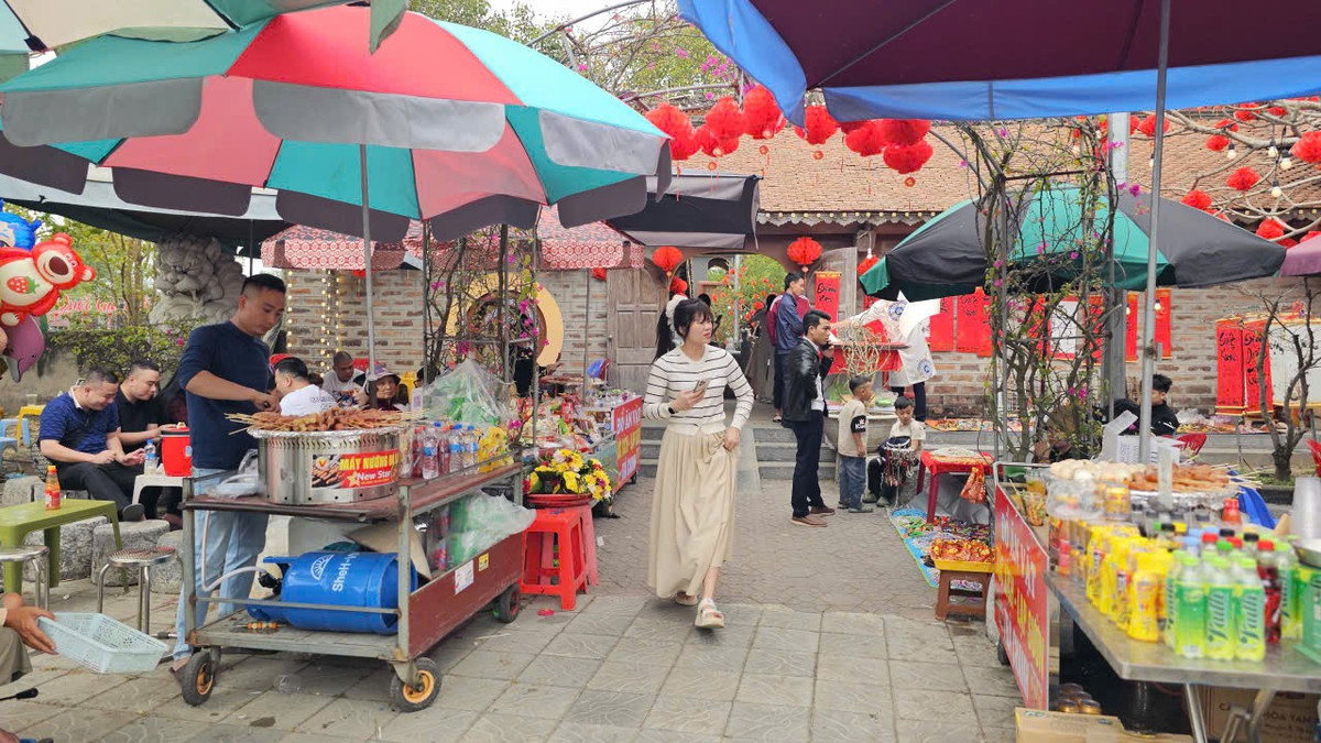 Chùa Tranh nằm sát Đền Tranh tại xã Ninh Giang (TP Hải Phòng) là điểm đến du xuân vãn cảnh của nhiều du khách dịp đầu xuân Bính Ngọ 2026. Tuy nhiên, nơi đây vẫn xuất hiện những hình ảnh chưa đẹp.