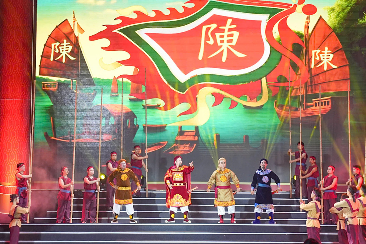 Chương trình nghệ thuật đặc biệt với chủ đề “Côn Sơn - Kiếp Bạc, mạch nguồn di sản” đã mở đầu đêm khai hội tại sân chùa Côn Sơn.